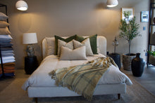 Cargar imagen en el visor de la galería, Cojín Terciopelo Olive