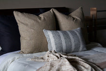 Cargar imagen en el visor de la galería, Cojín Merino D