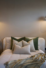 Cargar imagen en el visor de la galería, Cojín Terciopelo Olive