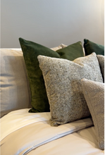 Cargar imagen en el visor de la galería, Cojín Terciopelo Olive