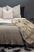 Cargar imagen en el visor de la galería, Frazada con Cuadros