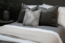 Cargar imagen en el visor de la galería, Cojín Charcoal (Terciopelo)