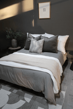 Cargar imagen en el visor de la galería, Cojín Dusk Grey