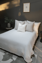 Cargar imagen en el visor de la galería, Cojín Bono