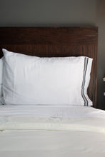 Cargar imagen en el visor de la galería, Sábana Blanca con Bordado Negro