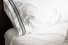 Cargar imagen en el visor de la galería, Sábana Blanca con Bordado Negro