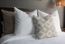 Cargar imagen en el visor de la galería, Cojín Ivory S