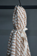 Cargar imagen en el visor de la galería, Frazada Crema con puntos Camel