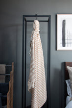 Cargar imagen en el visor de la galería, Frazada Crema con puntos Camel