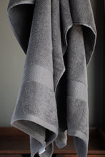 Cargar imagen en el visor de la galería, Toalla Gris Obscuro