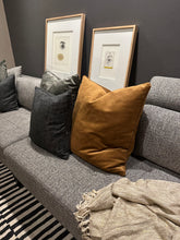 Cargar imagen en el visor de la galería, Cojín Curry F