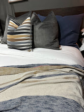 Cargar imagen en el visor de la galería, Cojín Charcoal F