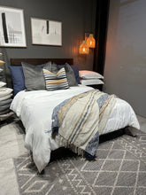 Cargar imagen en el visor de la galería, Cojín Charcoal F