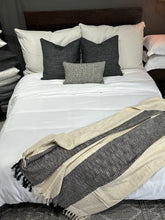 Cargar imagen en el visor de la galería, Cojin Ebony W