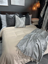 Cargar imagen en el visor de la galería, Frazadas Brillosas