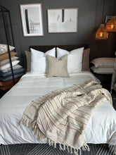 Cargar imagen en el visor de la galería, Frazada Rayas Tejidas