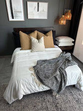 Cargar imagen en el visor de la galería, Frazada Combinada Negro con Crema