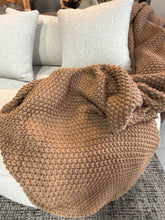 Cargar imagen en el visor de la galería, Frazada Camel doble tejido