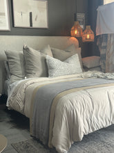 Cargar imagen en el visor de la galería, Cojín Oyster A