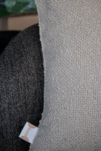 Cargar imagen en el visor de la galería, Cojín Love S