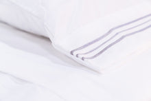 Cargar imagen en el visor de la galería, Sábana Blanca con Bordado Gris Plata