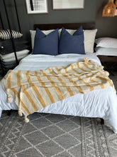 Cargar imagen en el visor de la galería, Frazada Rayada