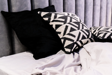 Cargar imagen en el visor de la galería, Cojín Negro (Terciopelo)