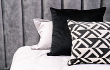 Cargar imagen en el visor de la galería, Cojín Negro (Terciopelo)