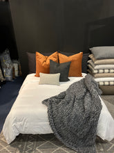 Cargar imagen en el visor de la galería, Cojin Ebony W