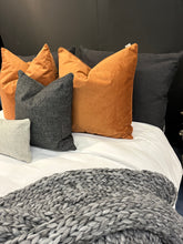 Cargar imagen en el visor de la galería, Cojín Zenith Negro