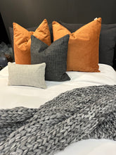 Cargar imagen en el visor de la galería, Cojin Ebony W