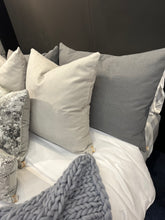 Cargar imagen en el visor de la galería, Cojín Gris Claro Element (tela)