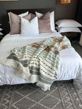 Cargar imagen en el visor de la galería, Cojín Blush (Terciopelo)