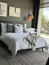 Cargar imagen en el visor de la galería, Cojín Gris Tornasol (Terciopelo)