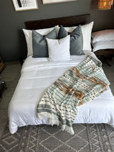 Cargar imagen en el visor de la galería, Cojín Gris Tornasol (Terciopelo)