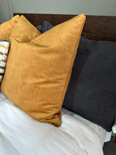 Cargar imagen en el visor de la galería, Cojín Curry F