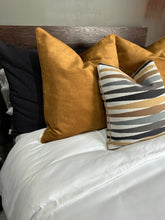 Cargar imagen en el visor de la galería, Cojín Curry F