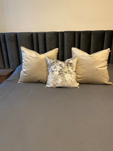 Cargar imagen en el visor de la galería, Cojín Beige (Terciopelo)