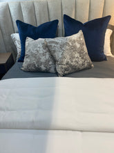 Cargar imagen en el visor de la galería, Cojin Azul Cobalto (Terciopelo)