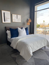 Cargar imagen en el visor de la galería, Cojin Azul Cobalto (Terciopelo)