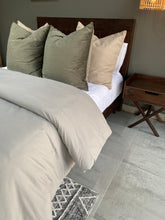 Cargar imagen en el visor de la galería, Cojín Charcoal (Terciopelo)