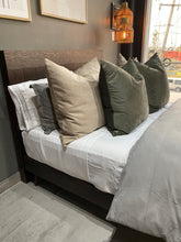 Cargar imagen en el visor de la galería, Cojín Charcoal (Terciopelo)