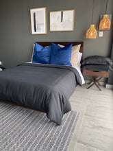 Cargar imagen en el visor de la galería, Cojin Azul Cobalto (Terciopelo)