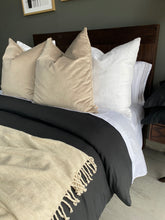 Cargar imagen en el visor de la galería, Cojín Beige (Terciopelo)