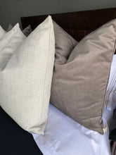 Cargar imagen en el visor de la galería, Cojín Mocha (Terciopelo)