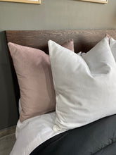 Cargar imagen en el visor de la galería, Cojín Blush (Terciopelo)