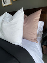 Cargar imagen en el visor de la galería, Cojín Blush (Terciopelo)