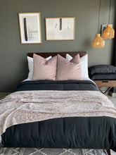 Cargar imagen en el visor de la galería, Cojín Blush (Terciopelo)