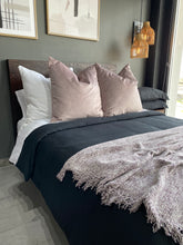Cargar imagen en el visor de la galería, Cojín Blush (Terciopelo)