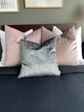Cargar imagen en el visor de la galería, Cojín Blush (Terciopelo)